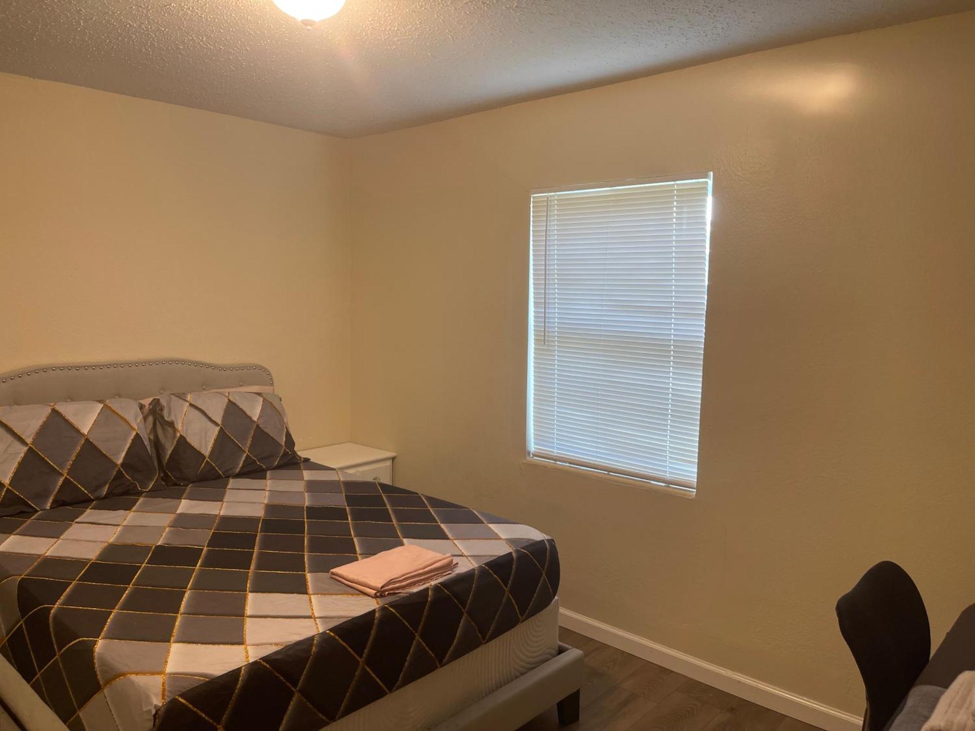 Private Queen Bedroom C Shared Common Spaces Fort Pierce Exteriér fotografie